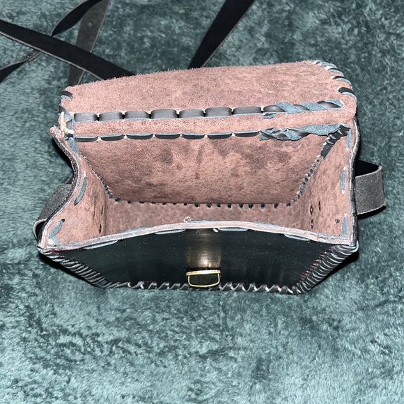 Nice artesanal purse faux leather great for going out very spacious.. - Picture 2 of 2